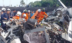 Malezya'da 2 askeri helikopter havada çarpıştı:10 ölü