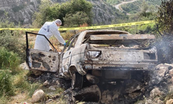 Mersin'de esrarengiz olay: Anne ve oğlu evde, baba ise aracında yanarak ölmüş halde bulundu!
