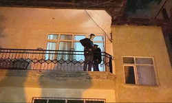 Aksaray'da film sahnelerini aratmayan olay! Hırsız ile polis evde mahsur kaldı!