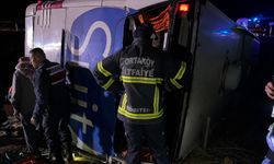 Aksaray'da yolcu otobüsü devrildi. Ölü ve yaralılar var