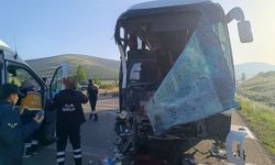 Afyonkarahisar'da feci kaza. Yolcu otobüsüyle kamyonet çarpıştı. 3'ü ağır 17 kişi yaralı