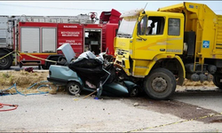 Balıkesir'de feci kaza: Kamyonun altında adeta  kağıt gibi ezildi! 3 ölü,1 yaralı
