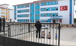 Okulda şiddet durmuyor! Kopya çeken öğrenci öğretmenini bıçakladı!