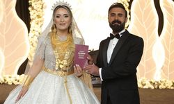 İzol aşiretinden Mehmet Aydınlık bankacı Ayşegül Altıner'le evlendi. Kilolarca altın takılan gelin hareket edemedi
