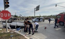 Antalya'da iki kadın sürücünün otomobili çarpıştı, 4 kişi yaralandı