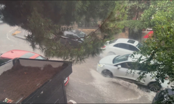 İstanbul'da yağmur bir anda bastırdı: Vatandaşlar zor anlar yaşadı!