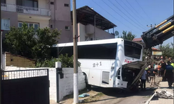 Yolcu otobüsü eve çarptı: Gökhan Cansız Kaya yaşamını kaybetti 15 yaralı!