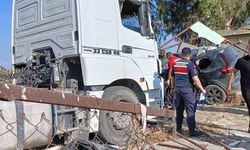 Mersin'de feci kaza! Araçla tır kafa kafaya çarpıştı: Ferdi Fodul  yaşamını yitirdi 6 yaralı