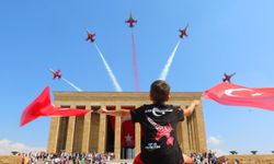 Türk Yıldızları, Anıtkabir semalarında saygı uçuşu gerçekleştirdi