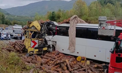 Zonguldak'ta yolcu otobüsü ile kamyon çarpıştı: 2 ölü, 23 yaralı!