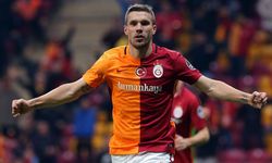 Lukas Podolski futbola veda etti!