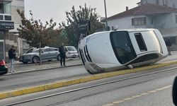 Eskişehir'de devrilen otomobil tramvay seferlerini aksattı