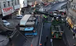 Güngören’de yol çöktü: 2 kamyon çukura düştü!