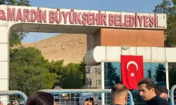 Mardin’de kayyum kararına tepkiler: Belediyenin önünde çarpıcı sözler!