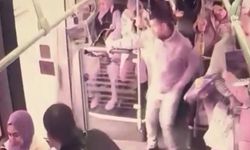 Fırlayan rögar kapağı metrobüsün kapısını kırdı! Yolcu içine düştü