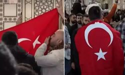 Suriyelilerin akın ettiği Emevi Camii'nde Türk bayrağı açıldı