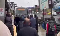 Metrobüsler durağı pas geçti! Vatandaşlar yolu kesti