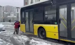 Kar yağışı nedeniyle İETT otobüsü yolda kaldı