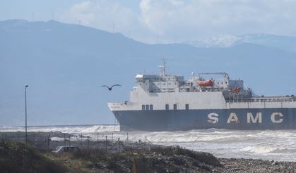 İskenderun Körfezi'nde 8 yıldır demirli bulunan hacizli gemi, fırtına nedeniyle karaya oturdu