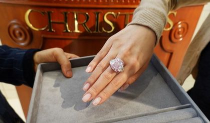 Pembe-mor elmas Hong Kong'da 29,3 milyon dolara satıldı