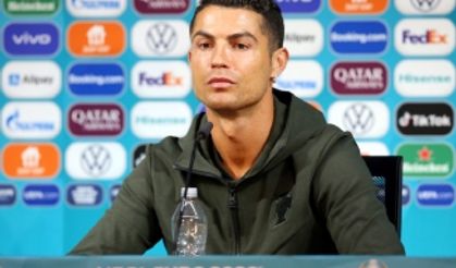 Cristiano Ronaldo’dan anlamlı hareket! Kola şişelerini kenara itti