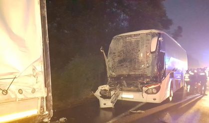 AK Partili seçmenleri taşıyan otobüs TIR'a çarptı: 22 yaralı
