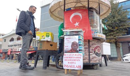 Fethullah Gülen'in ölümünü tatlı dağıtarak kutlayan simitçi güldürdü