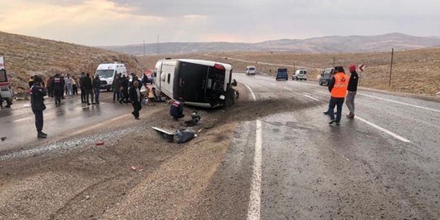 Sivas'ta otobüs devrildi, 2 kişi öldü, 20 kişi yaralandı