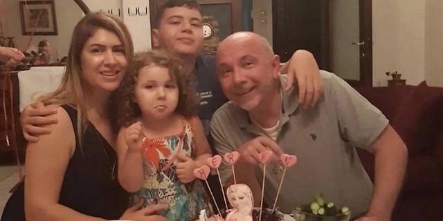 Antakya'da depremde birbirlerine sarılı bulunan 4 kişilik Okay ailesi İzmit'te toprağa verildi
