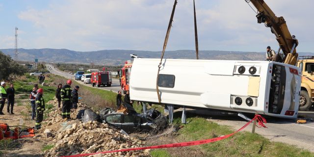 Denizli'de midibüs otomobilin üstüne devrildi: Bir turist ve Zümrüt Özdemir öldü
