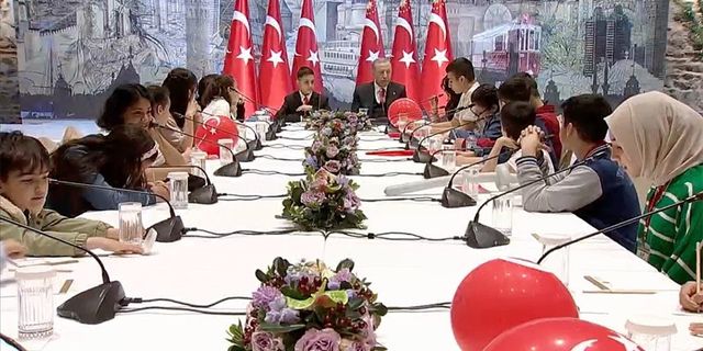 Cumhurbaşkanı Erdoğan'dan depremzede çocuklara flaş sözler. Çocuk şaşırdı: Nasıl yani?