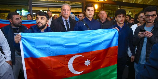 Ermenistan'daki bayrağı yakılan Azerbaycanlı halterciler Bakü'ye döndü