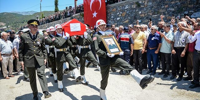 Şehit Piyade Uzman Çavuş Alpay Aras Antalya'da toprağa verildi. Gözyaşları sel oldu