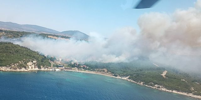 İzmir'de 2 yerde birden orman yangını çıktı. Vatandaşlar tahliye ediliyor