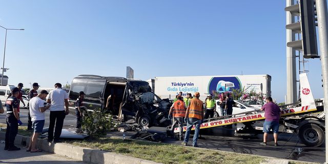 Alanya'da tur minibüsü TIR'la çarpıştı: 1'i turist 2 kişi öldü