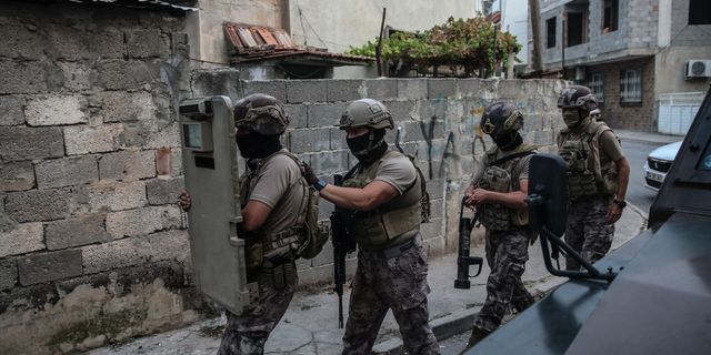 Mersin'de şafak operasyonu: 27 zanlı yakalandı