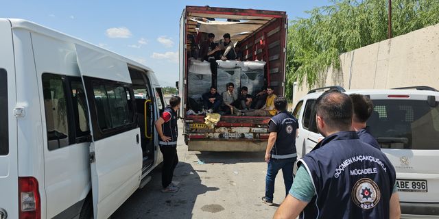Erzincan'da İran'dan gelen tırın dorsesinde 64 düzensiz göçmen yakalandı