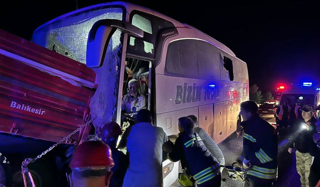 Erzurum'da yolcu otobüsü traktöre çarptı: 2 kişi öldü, 18 kişi yaralandı
