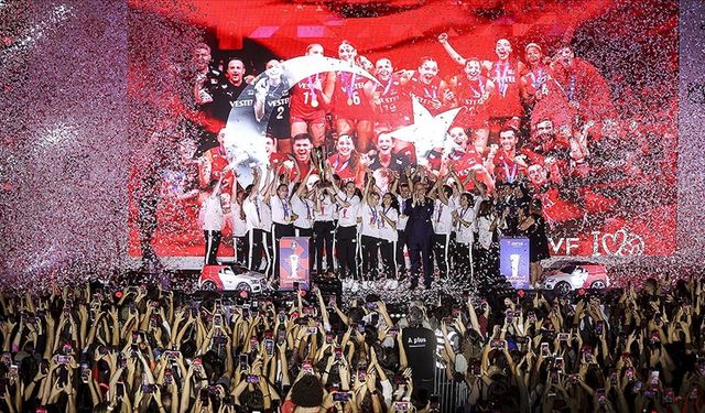 Avrupa Şampiyonu olan Filenin Sultanları İstanbul'u salladı