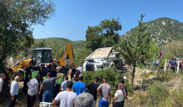 Kahramanmaraş'ta freni boşalan kamyon cenaze namazı kılanların arasına daldı. 5 kişi öldü, 25 kişi yaralı