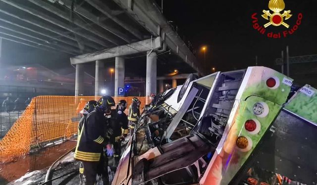 Yolcu otobüsü üst geçitten düştü: 21 kişi öldü