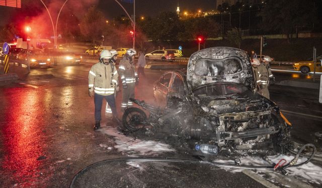 Gaziosmanpaşa'da çarpışan taksi ile motosiklet alev alev yandı. 1 kişi öldü