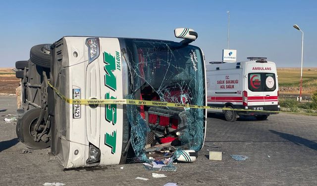 Şanlıurfa'da otobüsle otomobil çarpıştı: 2 kişi öldü, 25 kişi yaralandı