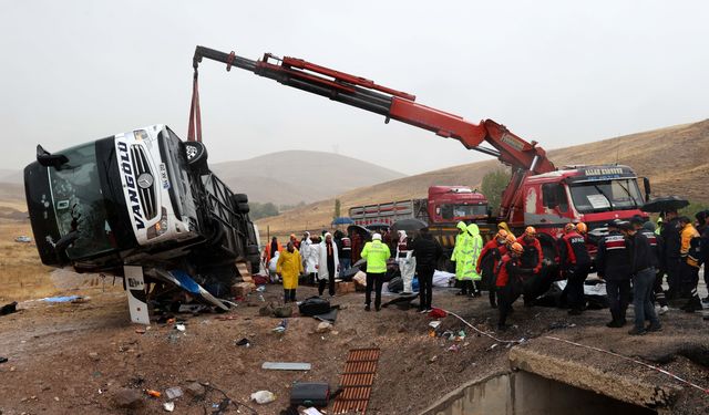 Sivas'ta yolcu otobüsü devrildi. 7 kişi hayatını kaybetti. Ölenlerin kimlikleri belli oldu