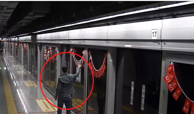 Metroya asılan Türk bayraklarını yırtan şahıs tutuklandı