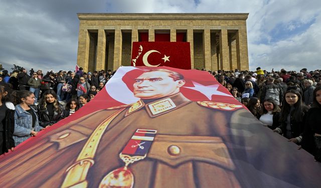 Türkiye Anıtkabir'e aktı. Atasını saygıyla andı