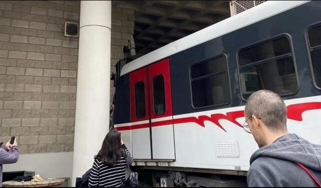İzmir’de kaza! Metro duvara çarptı