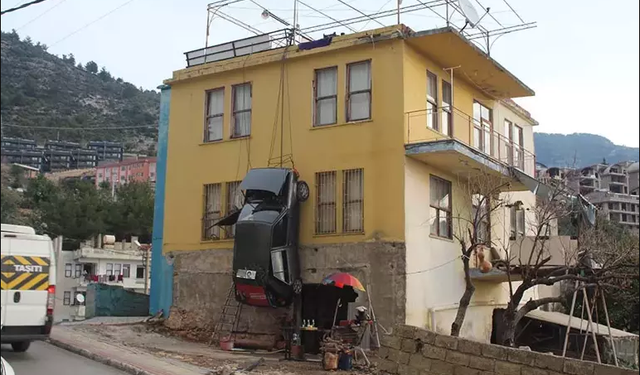 Antalya'da görenleri hayrete düşüren olay: Arabasını evine astı!