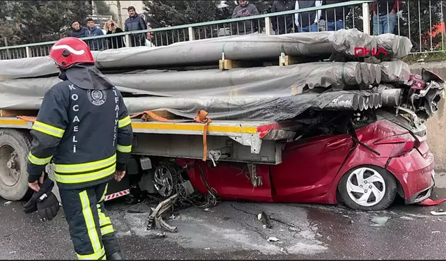 Kocaeli'de feci kaza! Tırın altına giren araç alev aldı sürücü can verdi