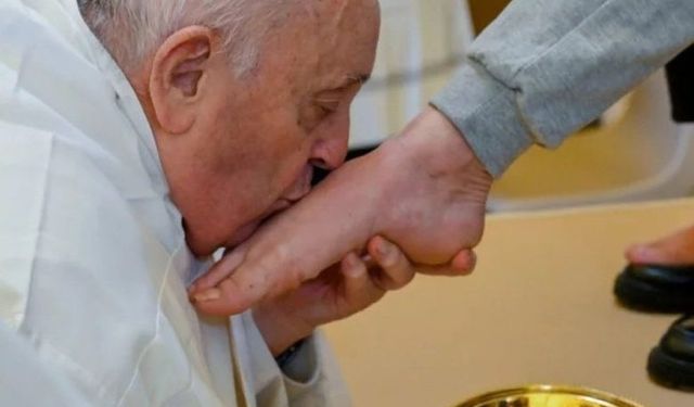 Papa kadınların ayağını yıkayıp öptü